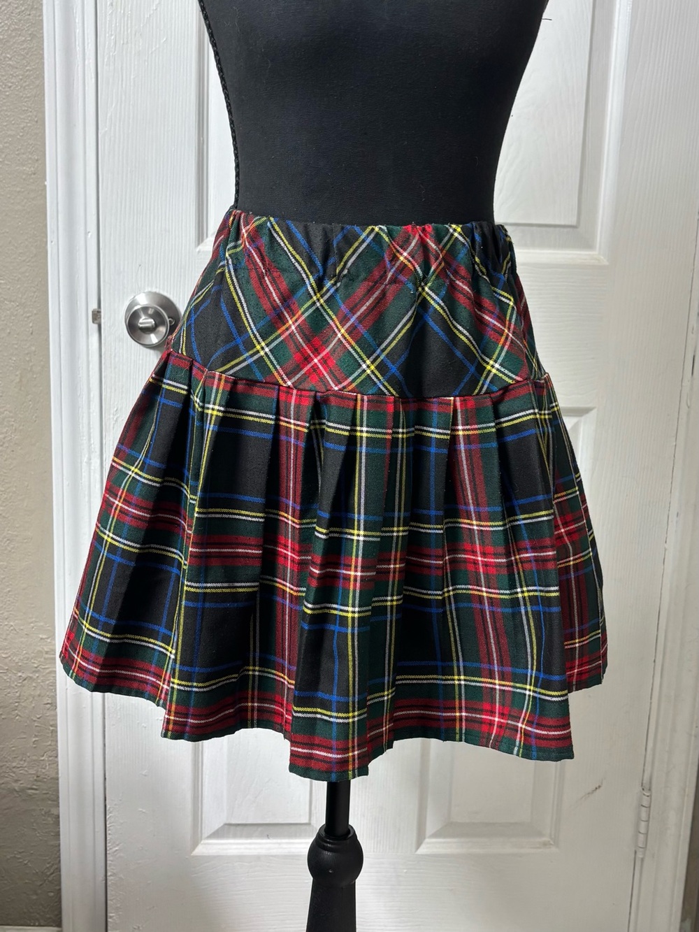 Urban Coco Tartan Pleated Mini Skirt in Black and Red